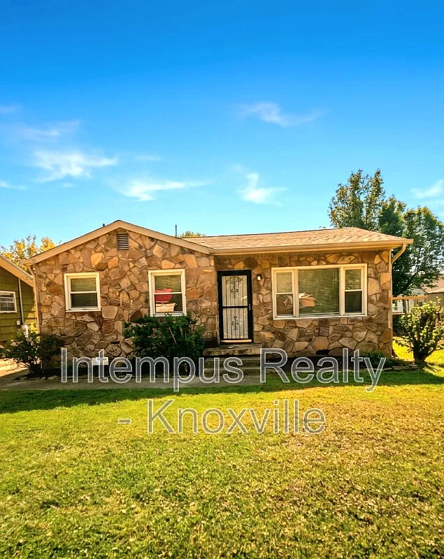 3 bed, 1.5 bath, 1296 sqft, $1,700 — Photo 1