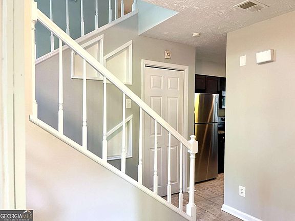 4th image of 415 Hillsdale Dr