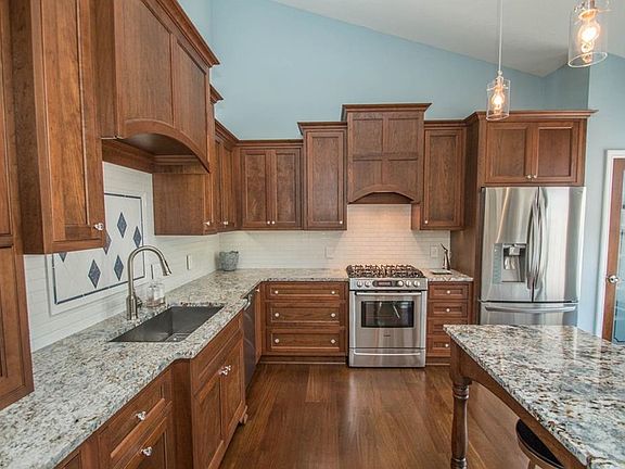 5th image of 306 Lexington Cir