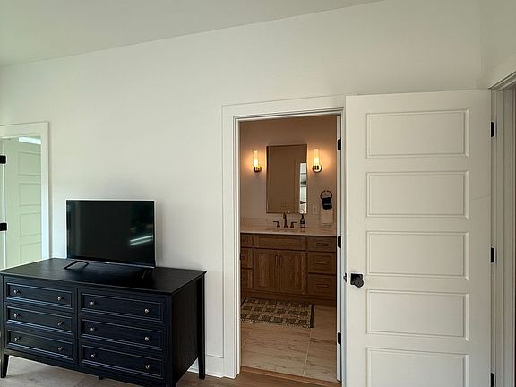 3rd image of 578 Pride Ave