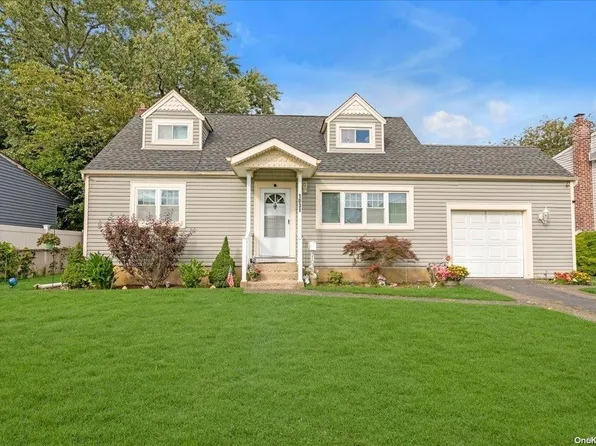 1031 N Fulton Avenue, Lindenhurst, NY 11757