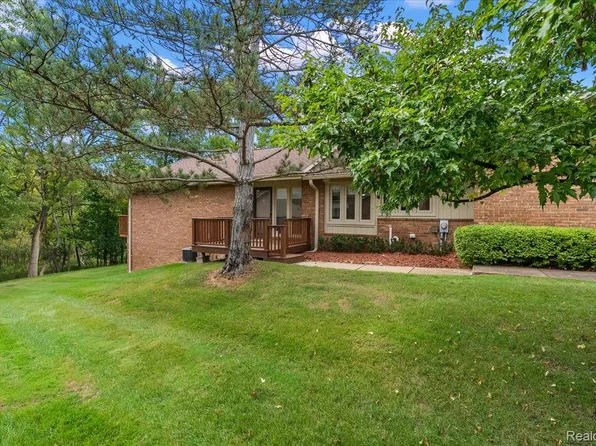 5515 Walnut Cir W #42, West Bloomfield, MI 48322