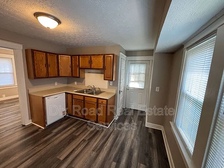963 N E St — Photo 12