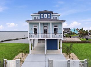 107 Gulf Dr, Tiki Island, TX 77554