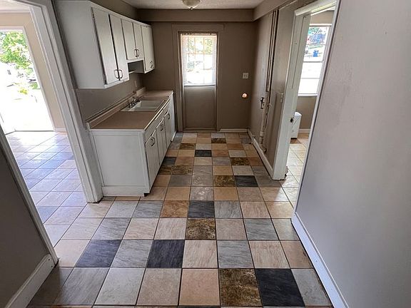 2nd image of 801 Bronson St #3