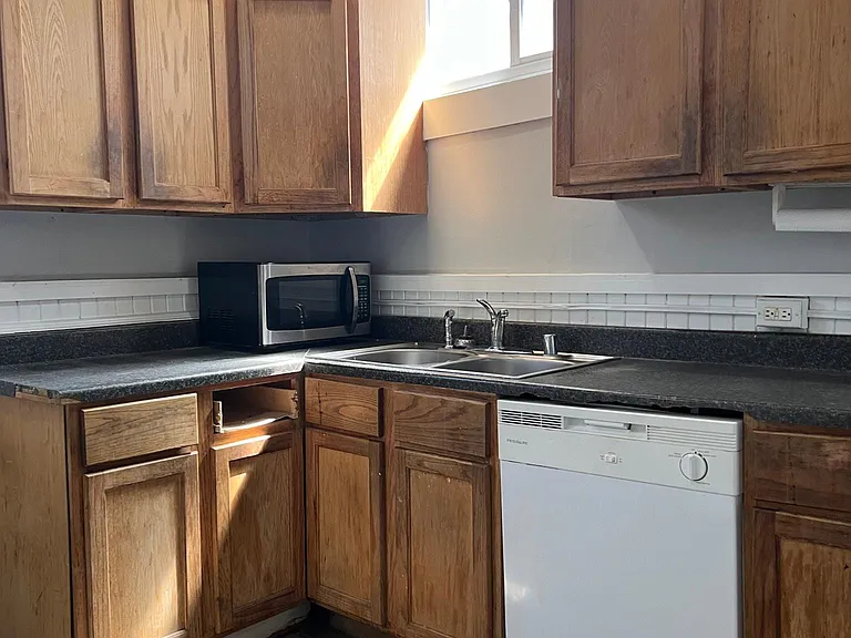 1043 S Jackson St — Photo 13