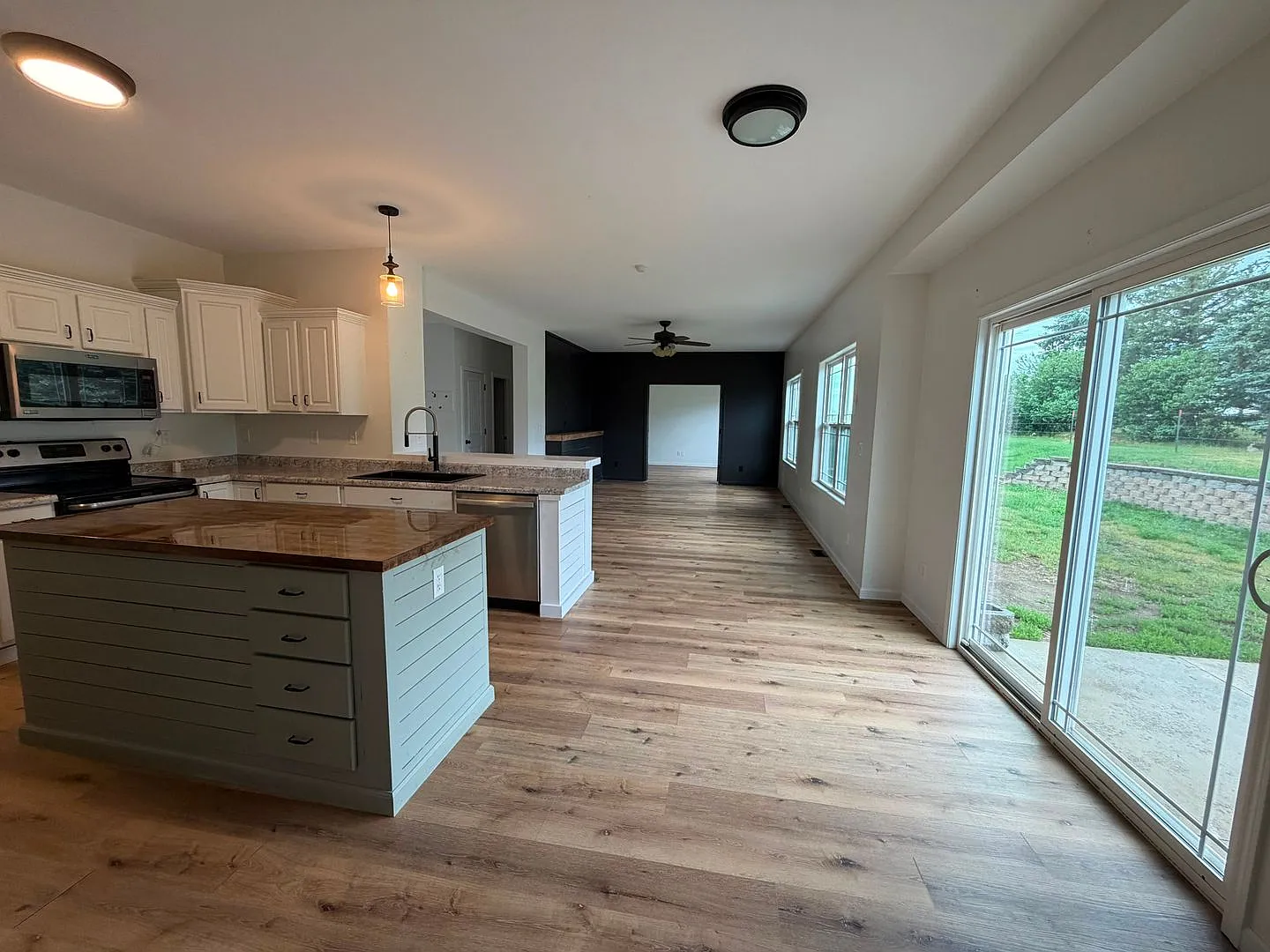Spacious 6 Bedroom Single Family Home for Rent! — Photo 4