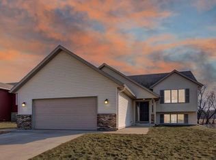 5550 Weatherstone Ln NW, Rochester, MN 55901
