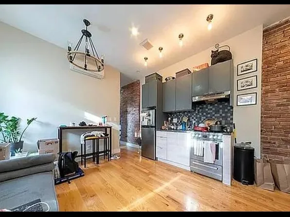 295 Bainbridge Street image 1 of 7