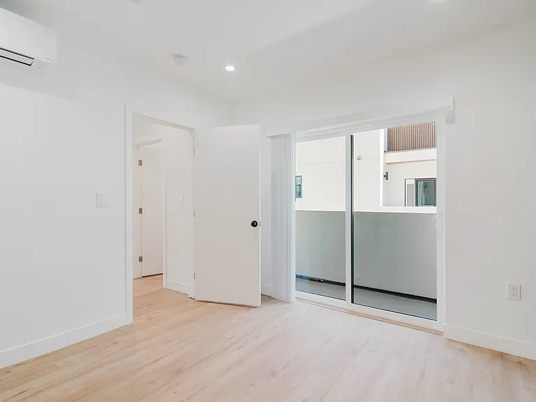 5654 1/2 Cartwright Ave — Photo 15