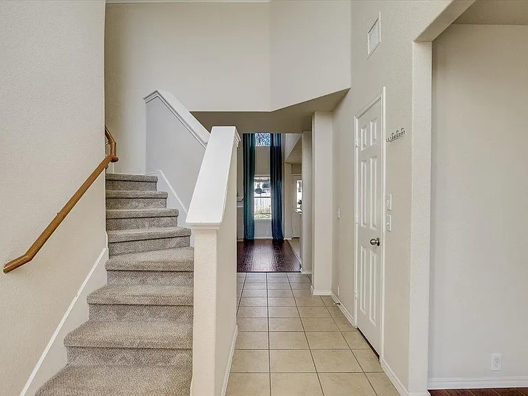 537 Golden Creek Dr — Photo 5