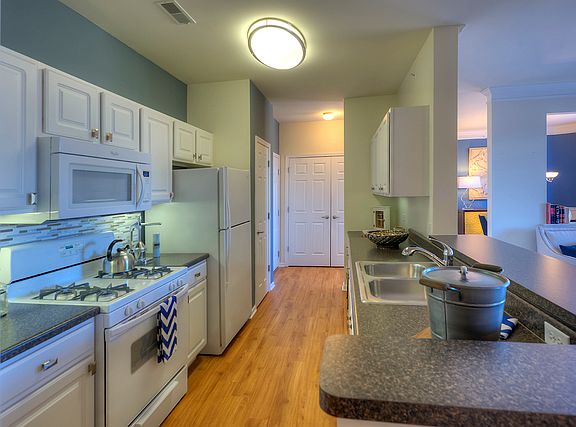 4th image of 148 Lakeside Dr APT 925