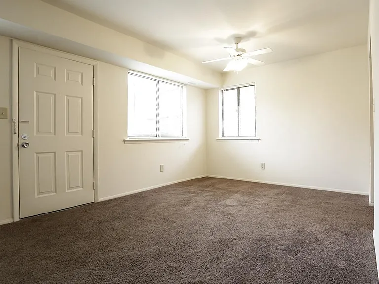 200 Riverside Dr — Photo 10