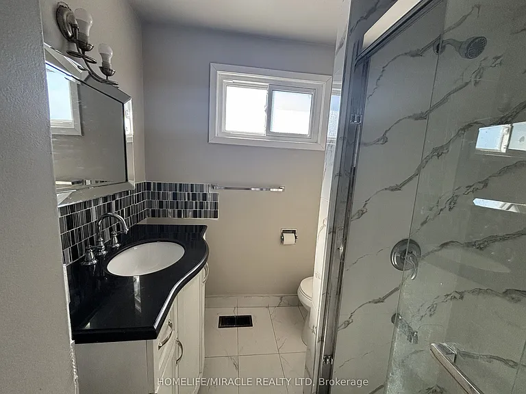 219 McMurchy Ave S #MAIN — Photo 15