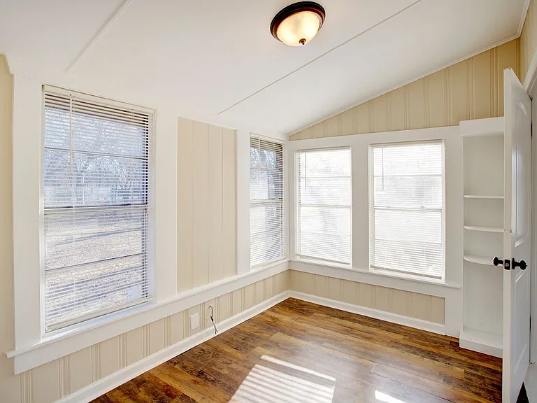 1308 Joslin St — Photo 12