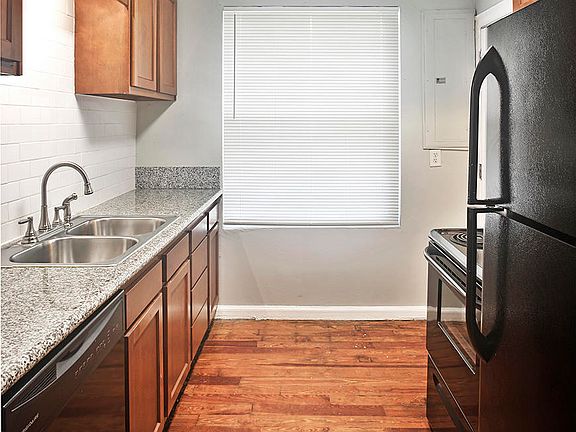 5th image of 2955 Park St APT 3