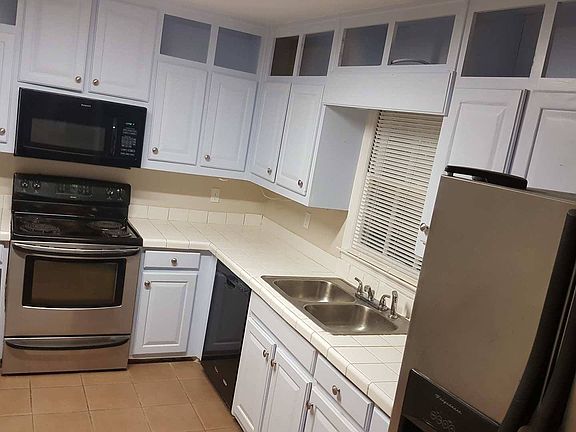 kitchen w/ stainless applian