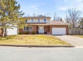 5 Parkvale Cres, Bedford, NS B4A 3M3