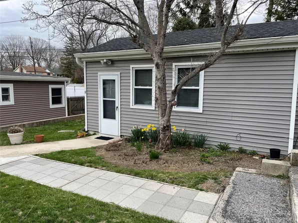 107 Berkshire Dr, Farmingville, NY 11738