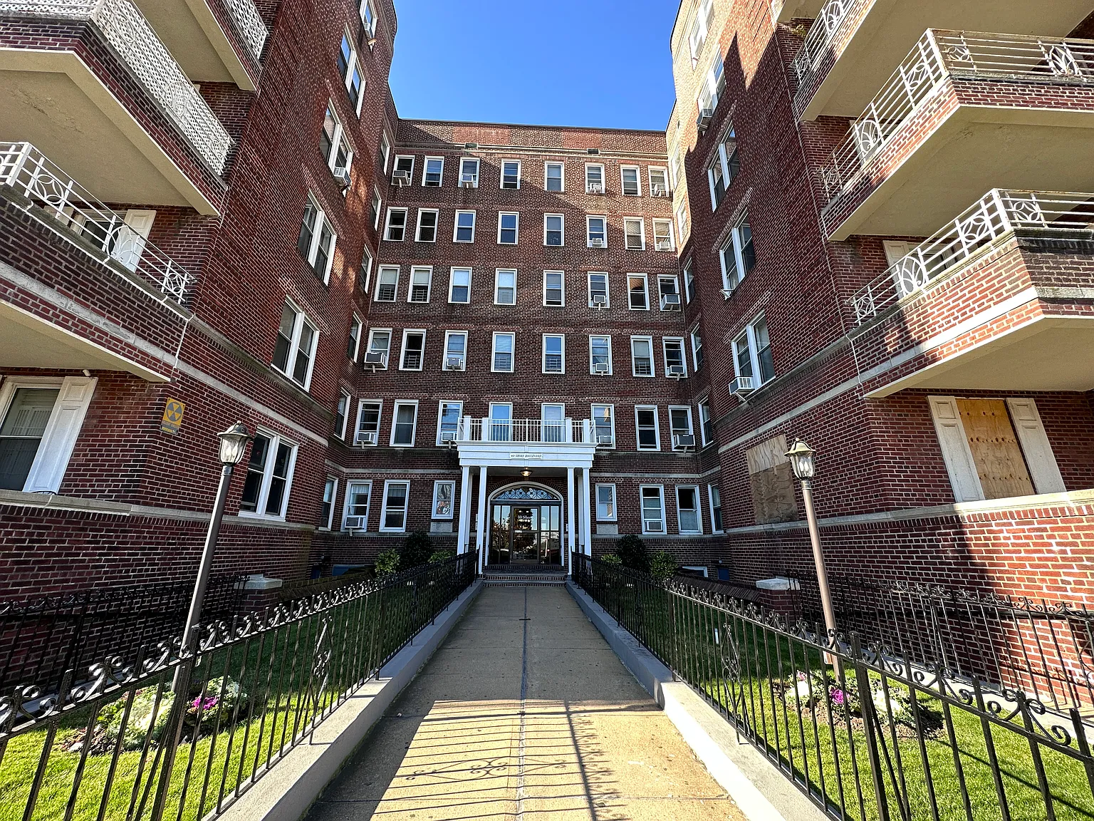 10 Shore Boulevard — Photo 1