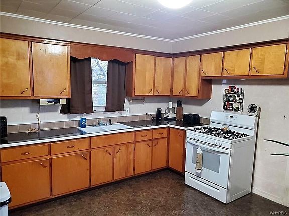 4th image of 28 Adrian Ave
