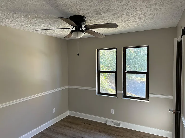2424 Southview Dr — Photo 8