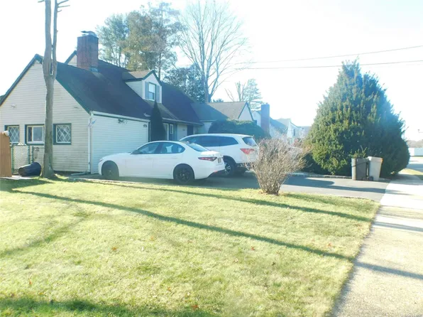 524 Oxford Street, Westbury, NY 11590