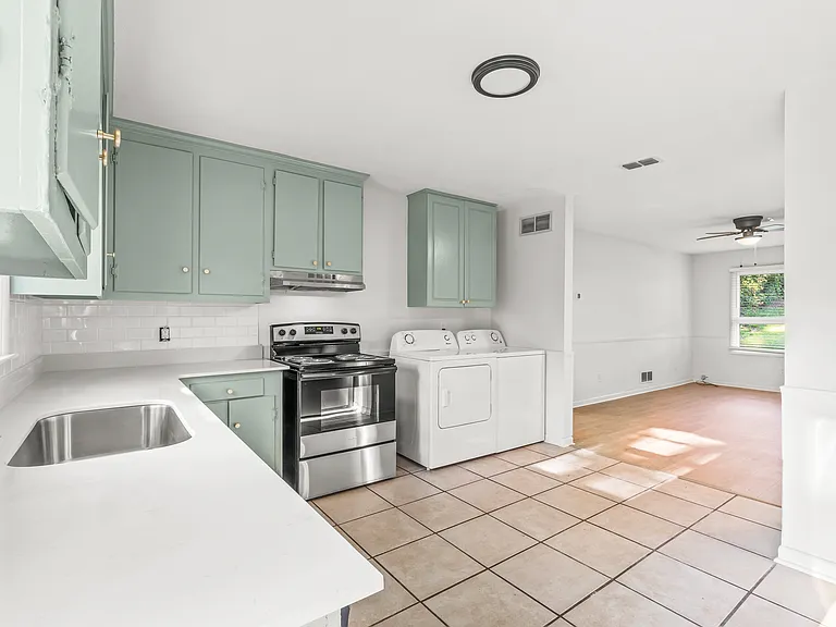 307 Springdale Dr #B — Photo 7