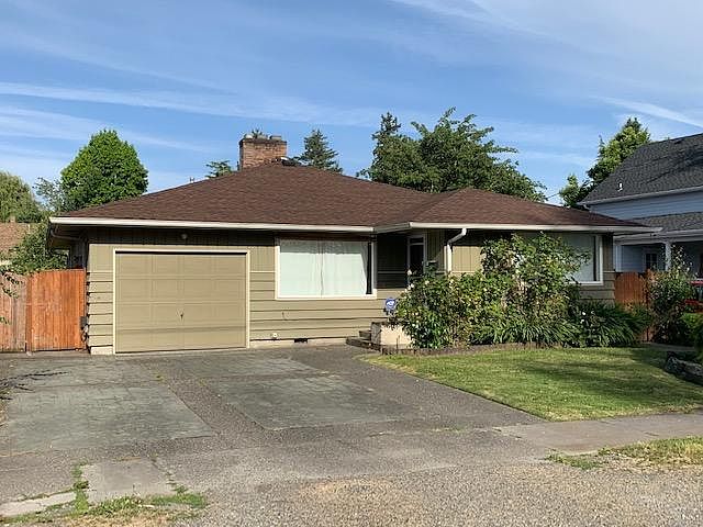 Front on house walking distance to train station, City park, Library, shopping.