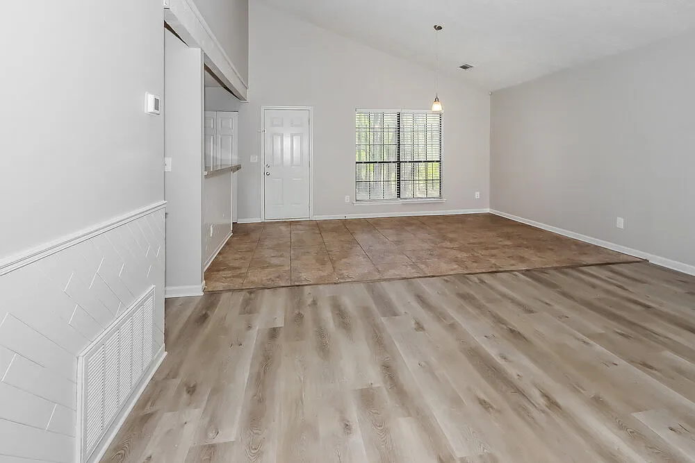 3 bed, 2.0 bath, 1291 sqft, $1,615 — Photo 3