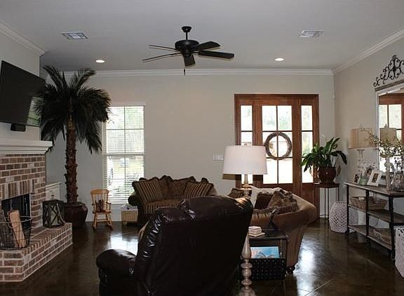 LOTS OF NATURAL LIGHT TO ENJOY IN THIS FAMILY ROOM  WITH 10' CEILINGS AND CROWN. BEATIFUL STAINED CONCRETE FLOORS