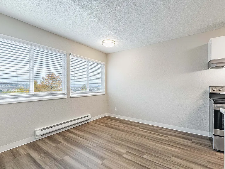 2 Bed 1 Bath - Dining Area