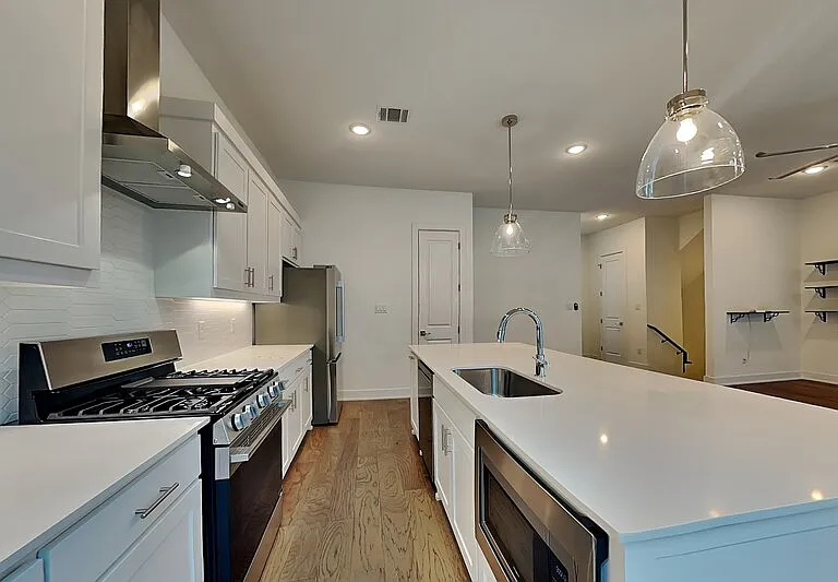112 E Oscar Dr — Photo 9