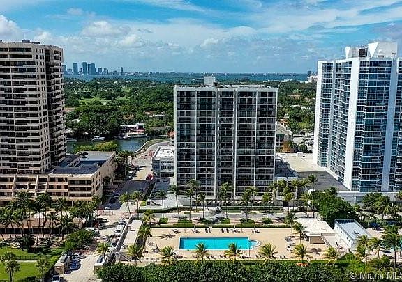 5th image of 2625 Collins Ave APT 704