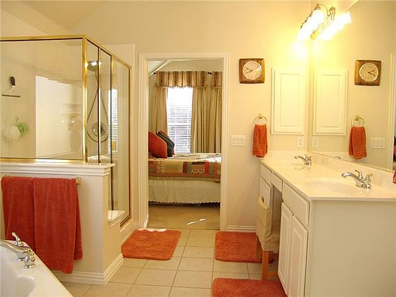 4th image of 909 Medinah Dr