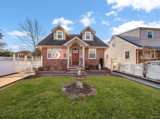 215 Rudolf Rd, Mineola, NY 11501