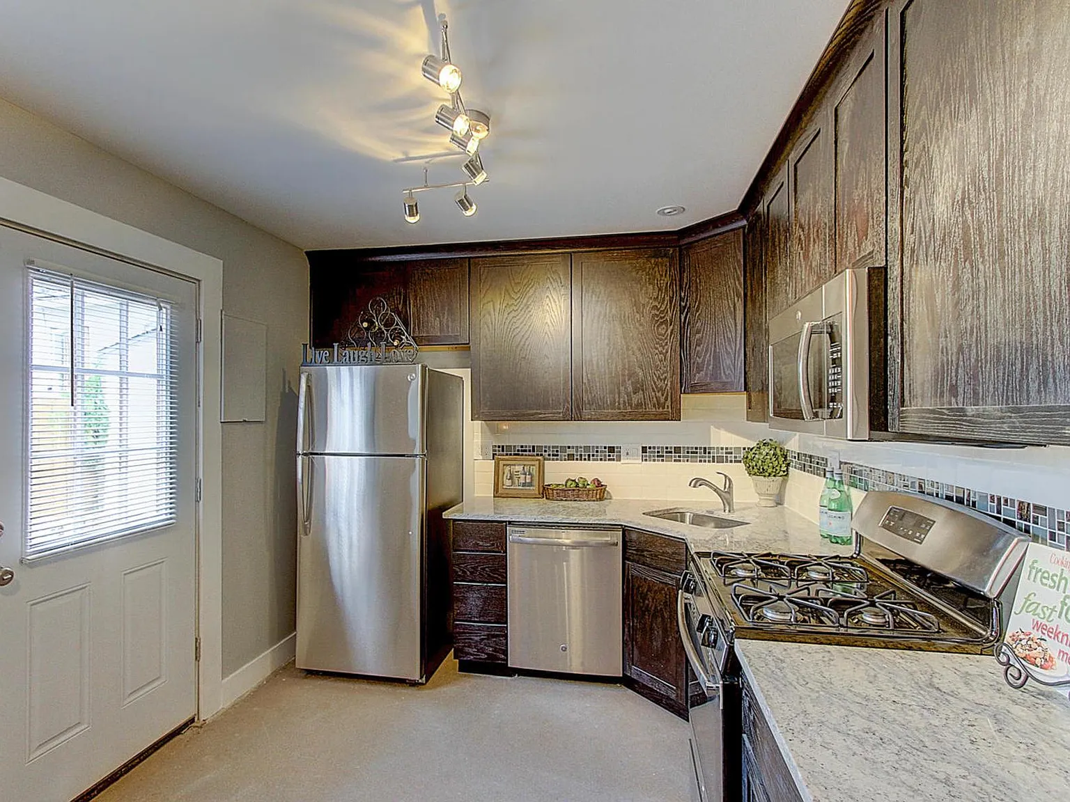 4522 Lincoln St — Photo 3