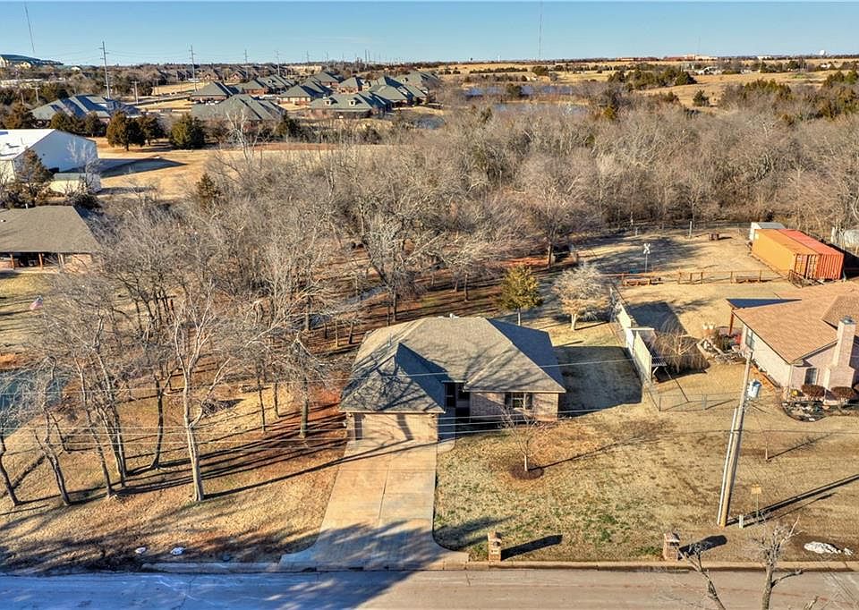 1st image of 1007 Clover Ln