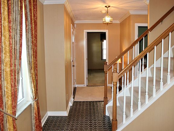 3rd image of 9390 Hadley Dr