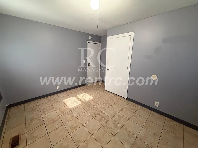 907 Moore St — Photo 13