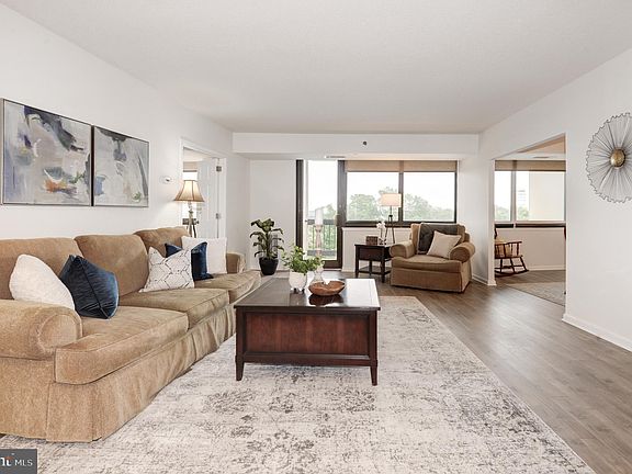 3rd image of 1805 Crystal Dr APT 606S