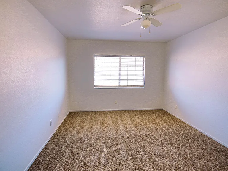 8023 W Rochelle Ave — Photo 11