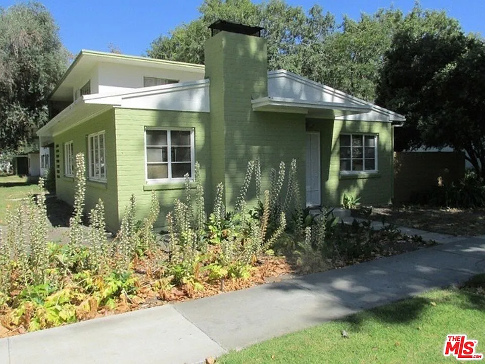 1 bed, 1.0 bath, 745 sqft, $3,200 — Photo 2