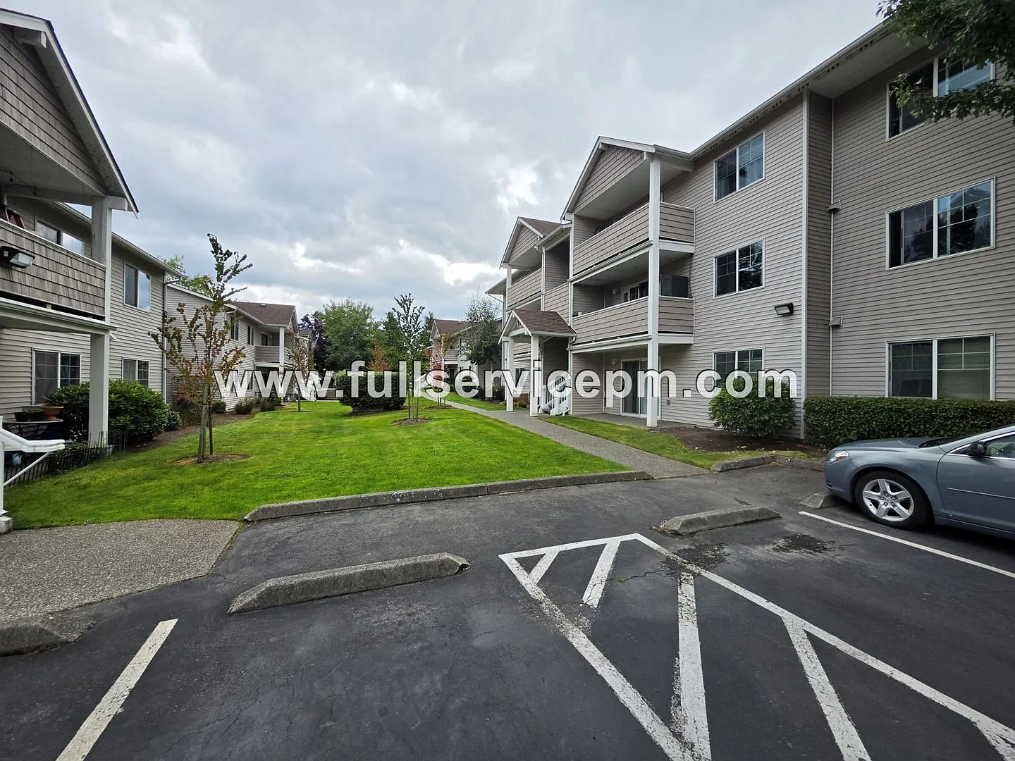 2nd Floor Large Condo Near Boeing. — Photo 2