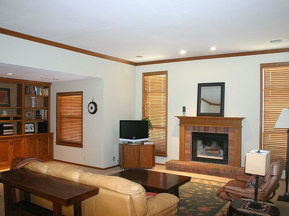 5th image of 2614 S Mar Vista St