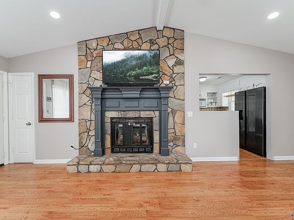 3rd image of 302 N Oxford Cir