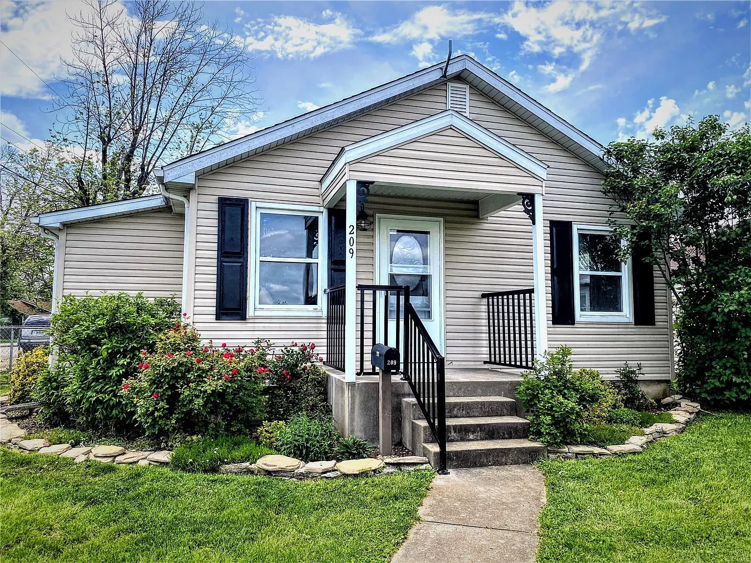 209 S School St photo 1