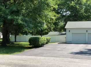 402 S Mulberry St, Highland, IL 62249