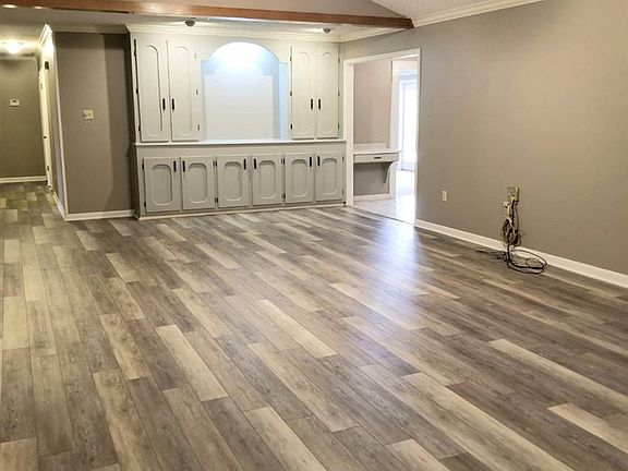 5th image of 210 Aspen Dr