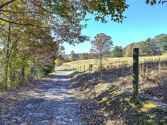 3rd image of 715 E Cochran Rd SE